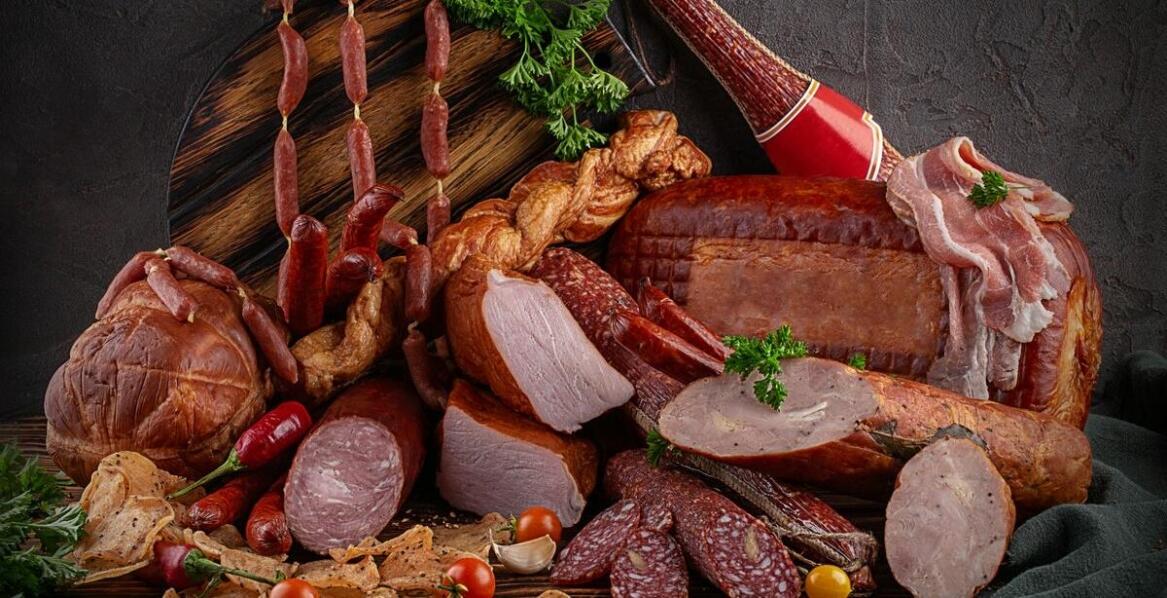 Jakie wędliny najlepiej komponują się w koszach prezentowych?