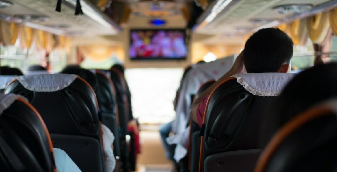 Dlaczego warto zdecydować się na transport autokarowy podczas wydarzeń firmowych?