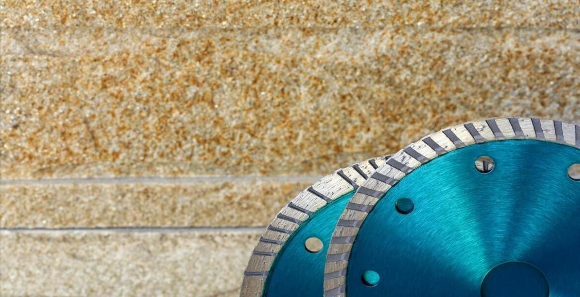 Co wpływa na trwałość połączeń między szynami kolejowymi?