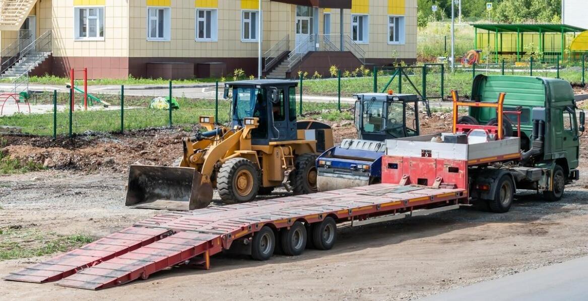 Jak wygląda proces załadunku i rozładunku w transporcie niskopodwoziowym?