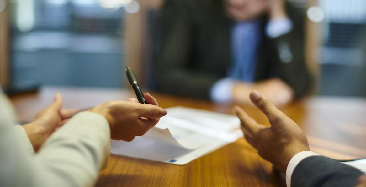 Jak doradca patentowy może pomóc w negocjacjach dotyczących umów licencyjnych?