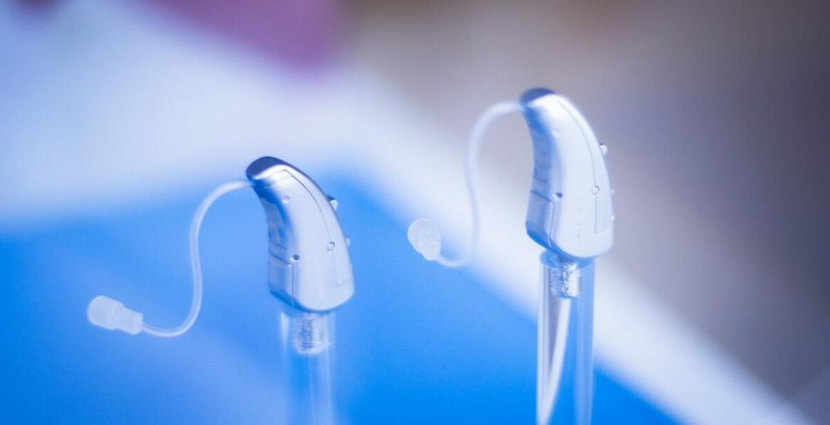 Poradnik: Jak znaleźć aparat słuchowy w odpowiedniej cenie?