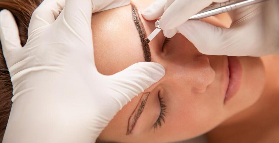 Jakie techniki rysowania brwi poznasz na kursie makijażu permanentnego?