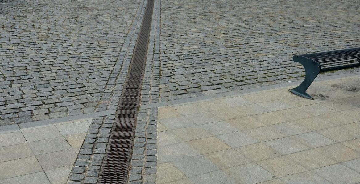 Dlaczego odwodnienie liniowe jest niezbędne w nowoczesnym budownictwie?