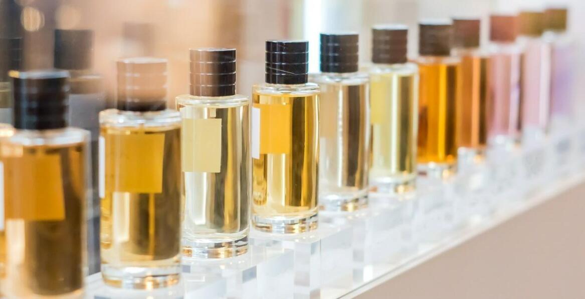 Kwiatowe i drzewne zapachy: które z nich lepiej sprawdzają się w perfumach lanych?
