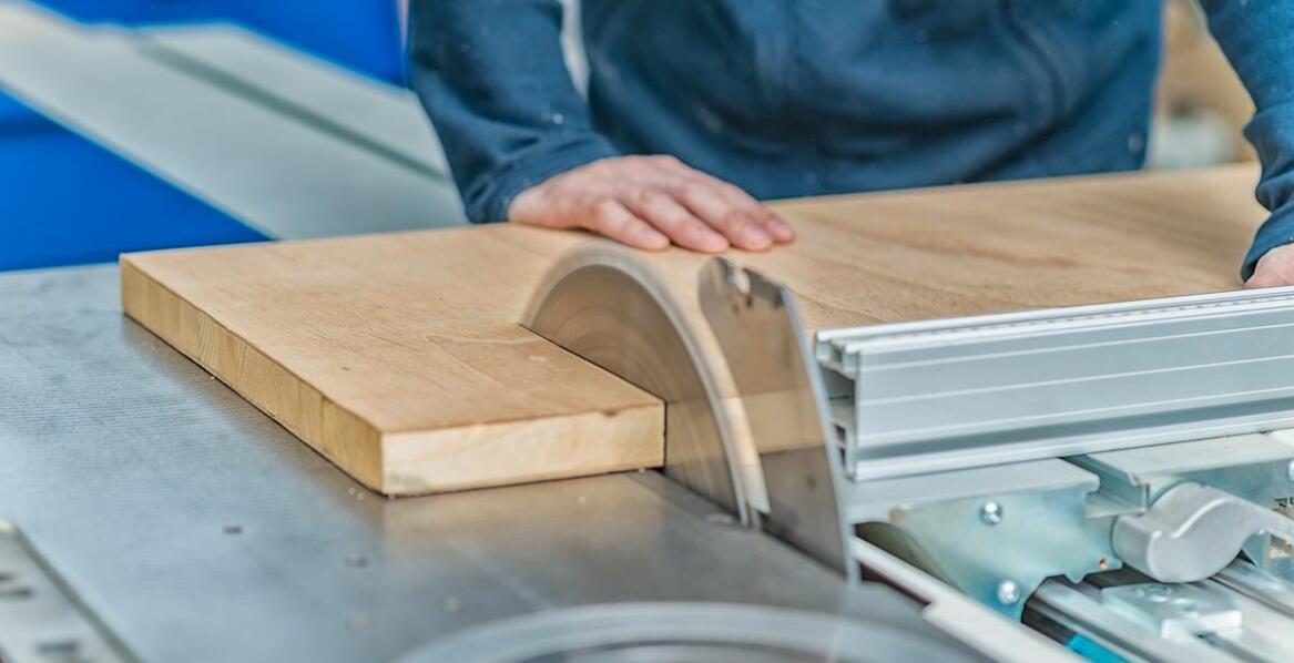 Zastosowanie frezarek w tworzeniu mebli na wymiar – co musisz wiedzieć?