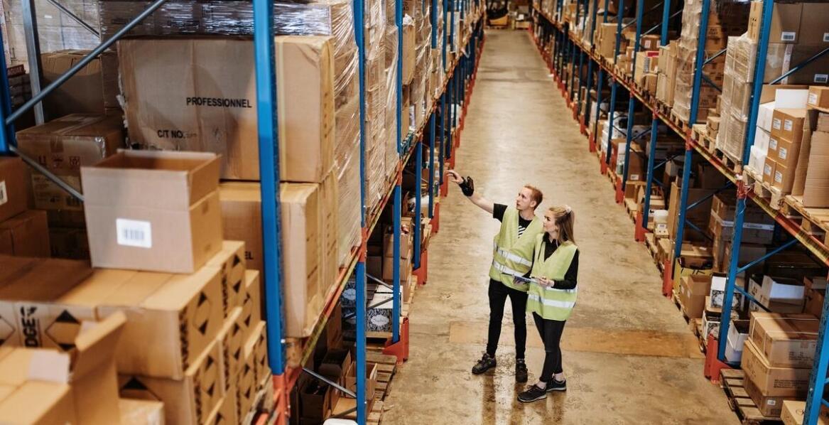 Efektywność operacyjna a prawidłowy montaż regałów magazynowych – jak to działa?