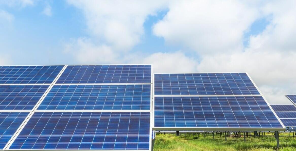 Jakie są zalety instalacji wolnostojących systemów fotowoltaicznych w łódzkim?