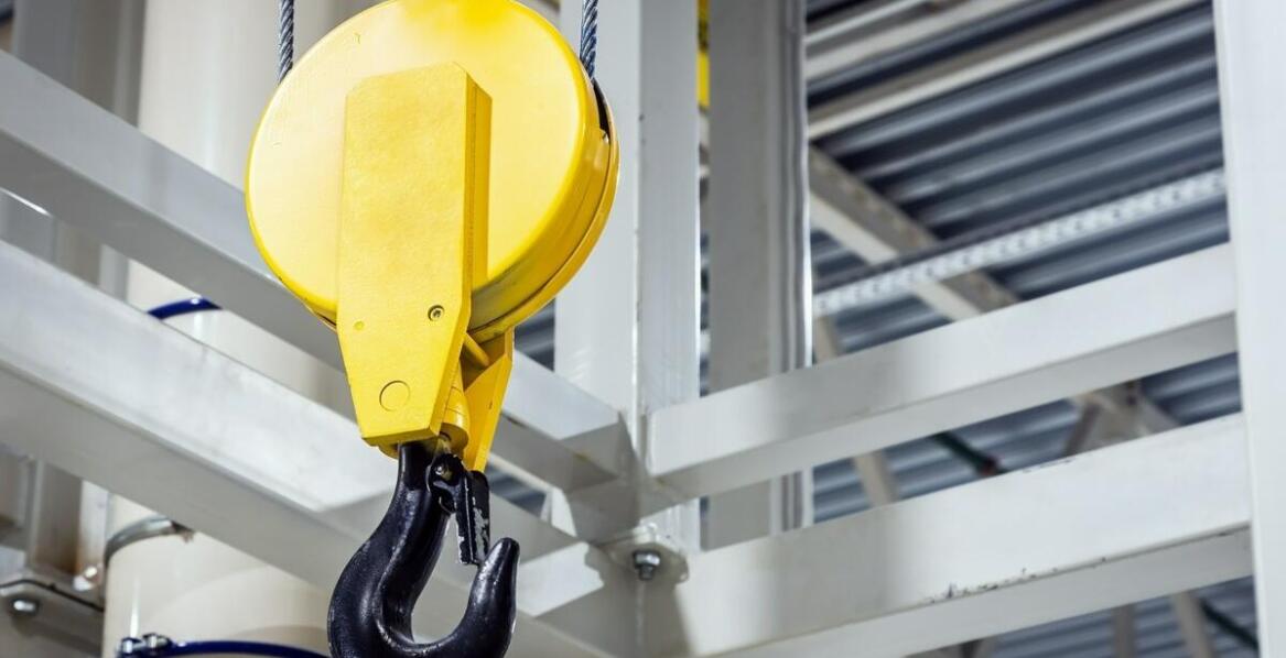 Wciągnik łańcuchowy ręczny w budownictwie – zastosowania i korzyści