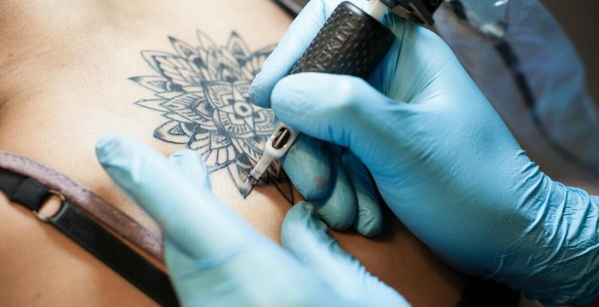 Higiena pracy w salonie tatuażu - jakie standardy powinien spełniać profesjonalny salon?