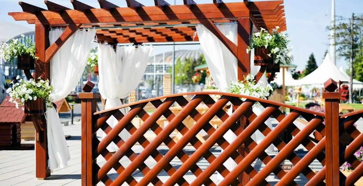 Inspiracje na aranżację przestrzeni wokół pergoli ogrodowej z dachem