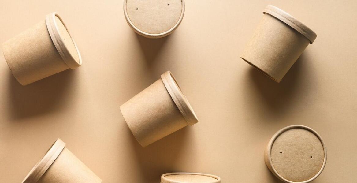 Zastosowanie papieru spożywczego do pakowania w cateringach – co warto wiedzieć?