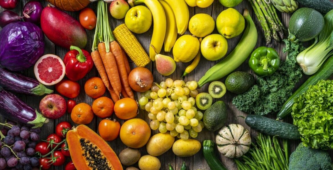 Jakie korzyści płyną z zamawiania świeżych warzyw i owoców z dostawą do domu?