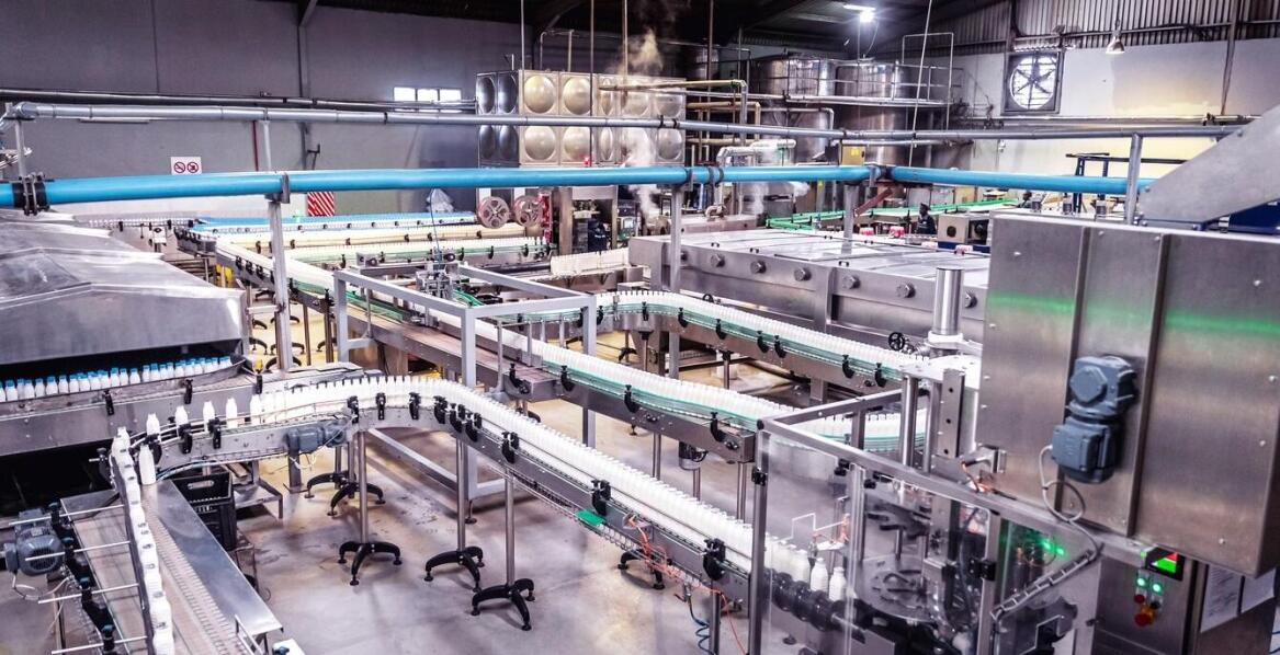 Transportery przemysłowe a automatyzacja procesów produkcyjnych – co warto wiedzieć?