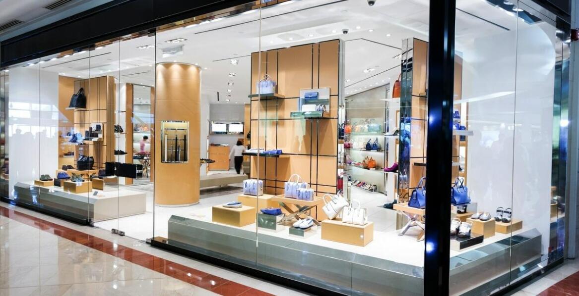 Jakie akcesoria warto dodać do stylizacji z ubrań z wyprzedaży outlet?