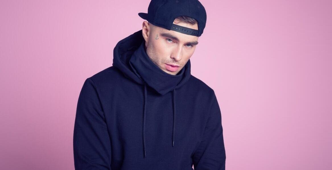 Czapka z nadrukiem jako modny dodatek do codziennych stylizacji