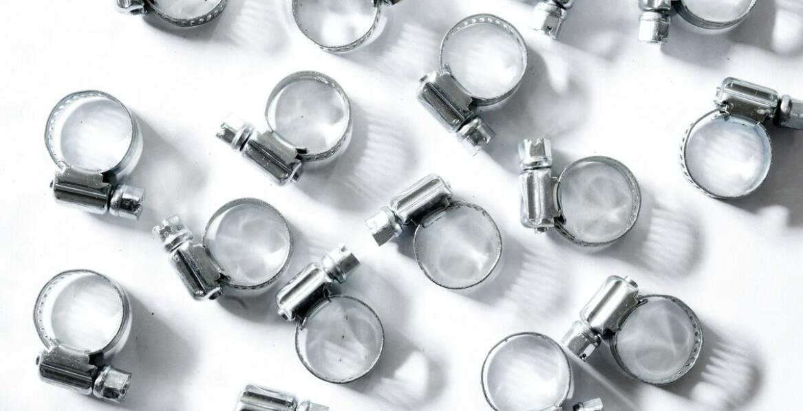 Obejmy ze stali nierdzewnej jako elementy wsparcia dla systemów zarządzania kablami