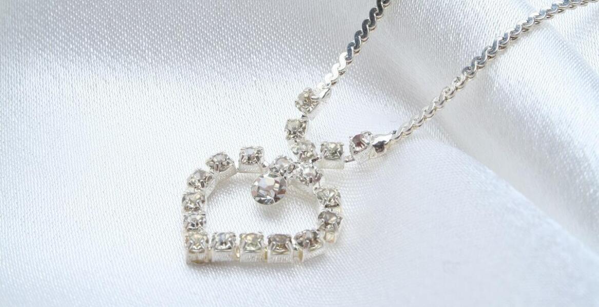 Jakie elementy powinny znaleźć się w idealnym zestawie biżuterii ślubnej?