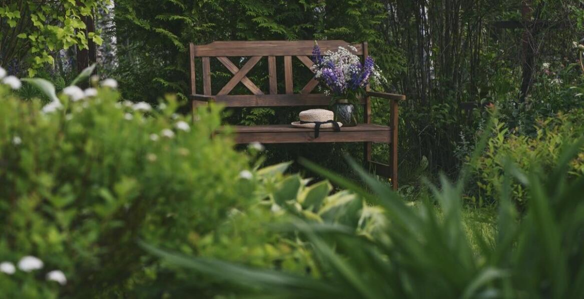 Ławka ogrodowa 110 cm – idealne rozwiązanie dla małych i dużych przestrzeni