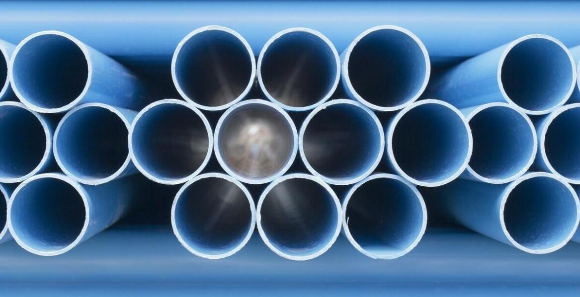 Jakie są różnice między tubą PCV a innymi rodzajami rur plastikowych?