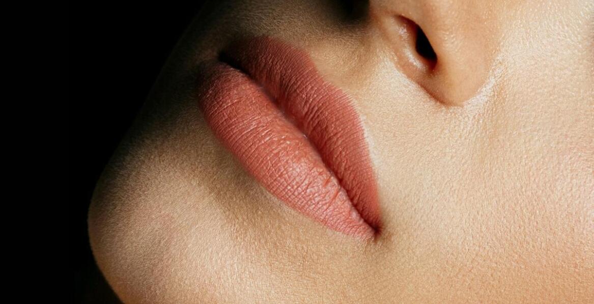 Jak dbać o usta po zabiegu z kwasem hialuronowym?