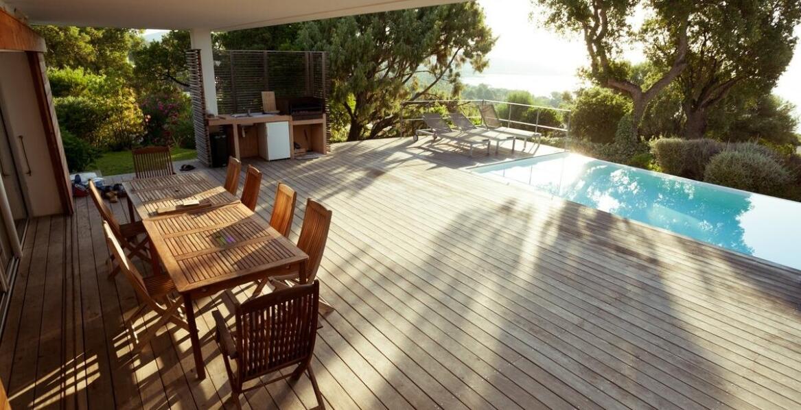 Jakie materiały wybrać do budowy tarasu, aby był odporny na zmienne warunki?