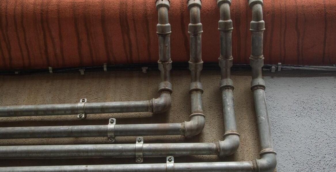 Rura kanalizacyjna a systemy odzysku wody deszczowej – korzyści i zastosowania