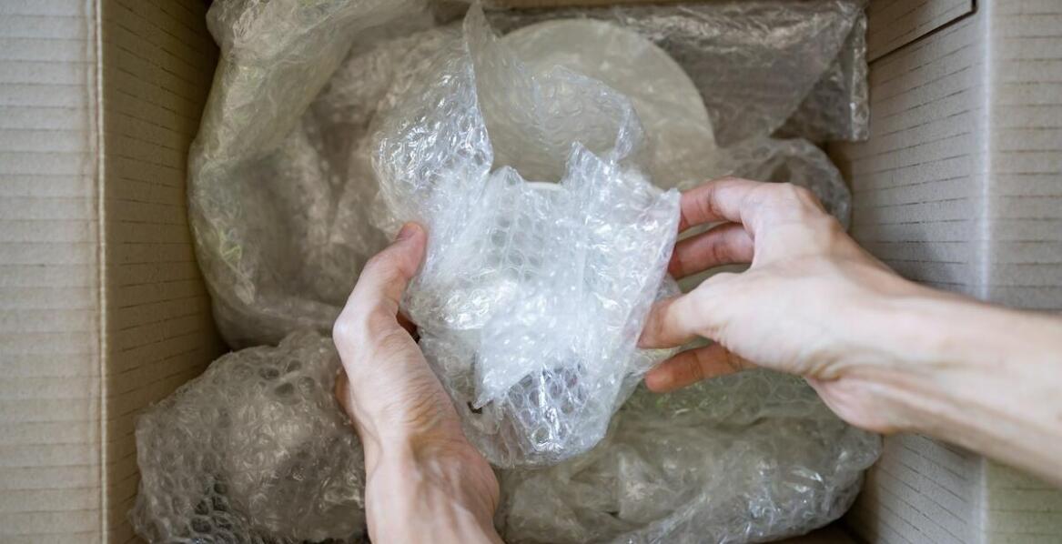 Jakie są zalety korzystania z usług foliowania paczek w Poznaniu?