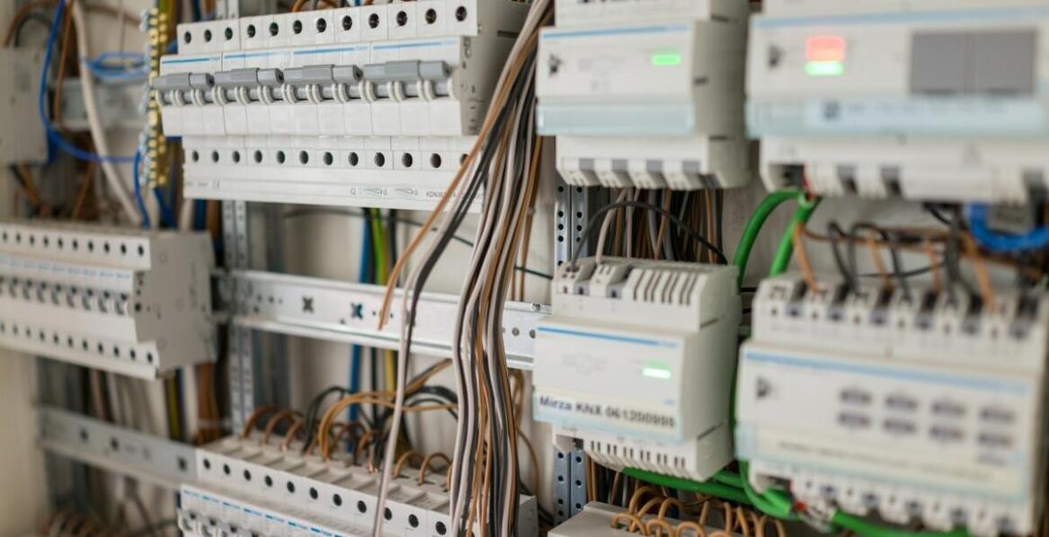 Jakie są korzyści z zastosowania wyłączników różnicowo-nadprądowych w domowych instalacjach elektrycznych?