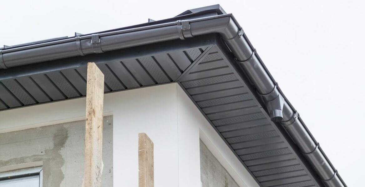 Jakie zalety mają podbitki dachowe z PCV?