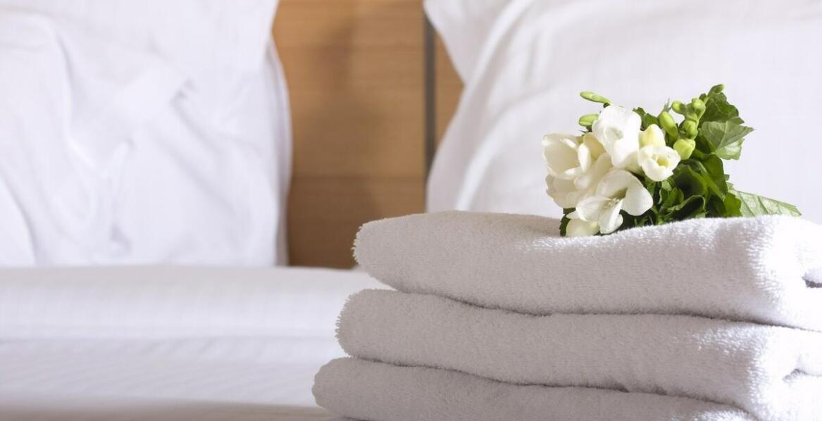 Zastosowanie prześcieradeł w rolce w hotelarstwie – dlaczego warto?