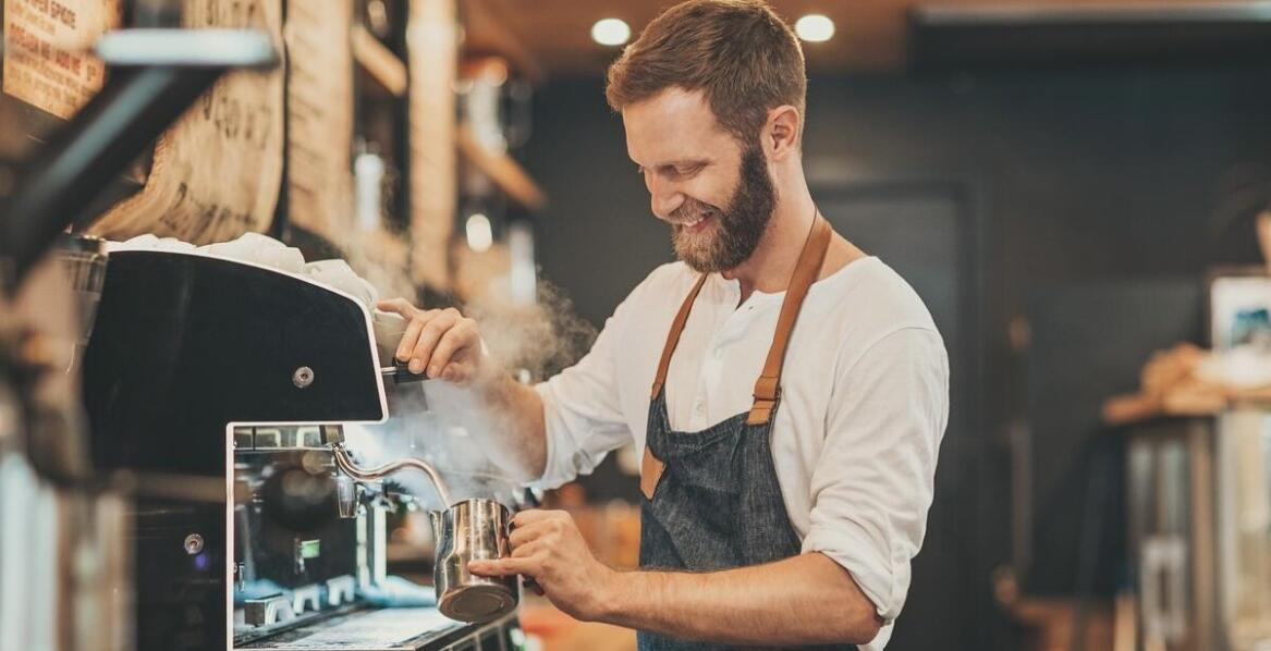 Jakie są różnice między naprawą a konserwacją ekspresów do kawy w lokalach gastronomicznych?