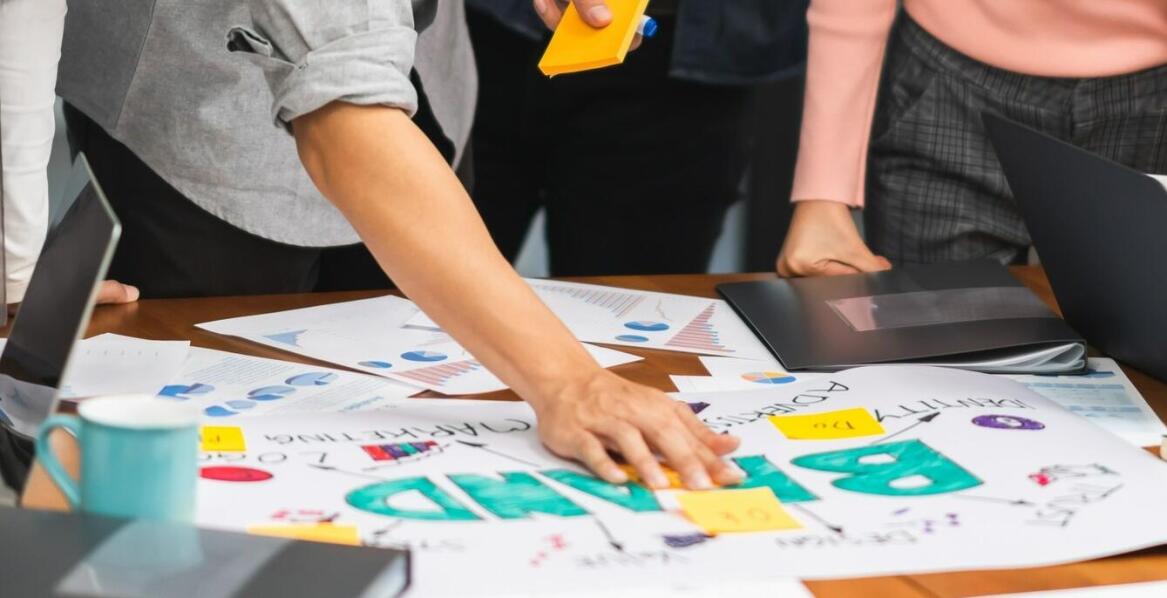 Co wyróżnia naklejki pojedyncze od innych typów etykiet?