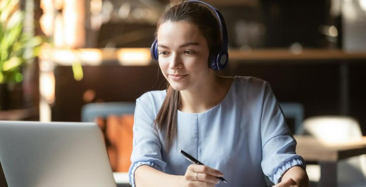 Jakie są różnice między tłumaczeniami konsekutywnymi a symultanicznymi oferowanymi przez agencje w Warszawie?