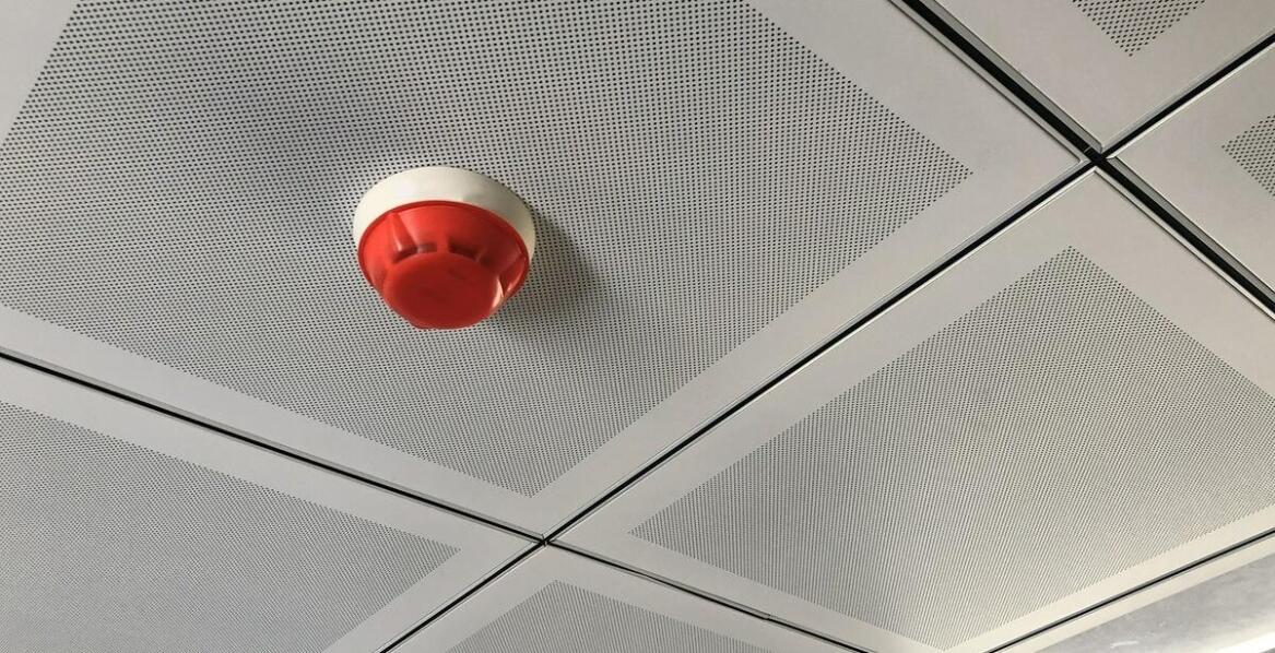 Przyciski sterownicze w systemach pożarowych: kluczowe funkcje i zastosowania