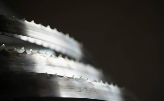 Przecinarki taśmowe Bomar: różnice między modelami ręcznymi a automatycznymi