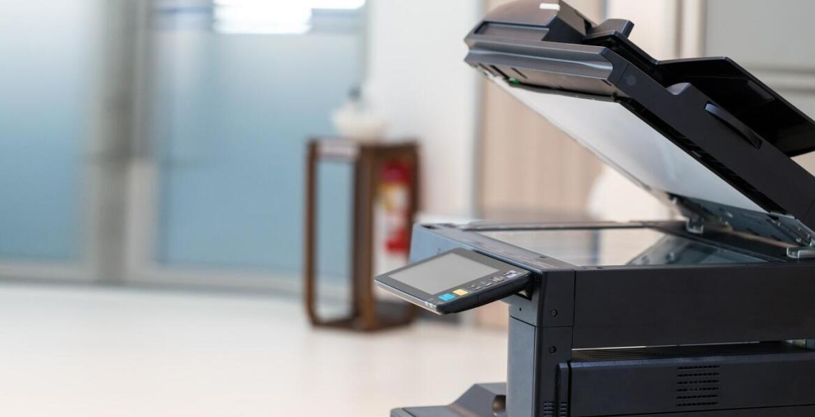 Jakie są korzyści z dzierżawy kopiarki Sharp dla małych firm?