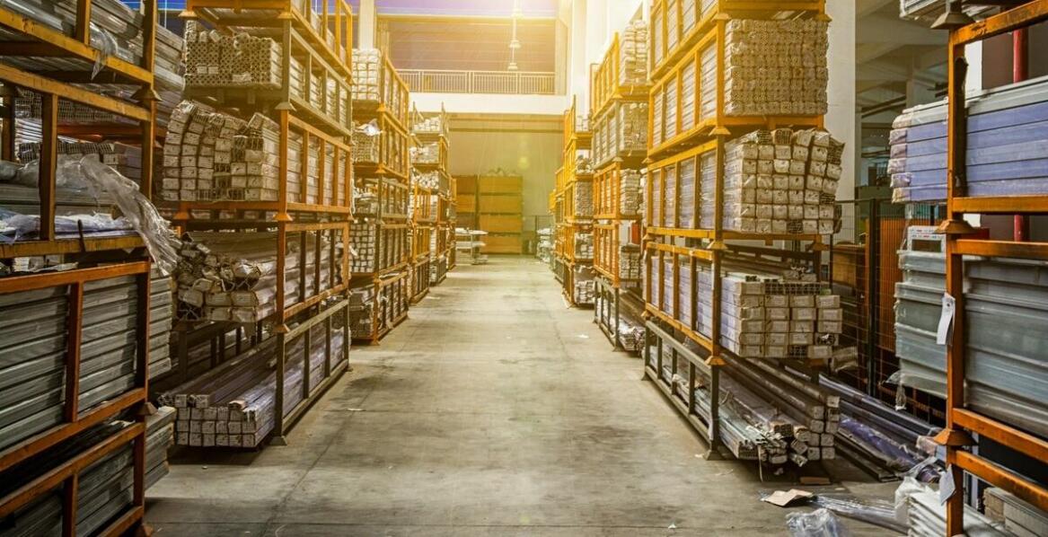 Dlaczego profile do regałów magazynowych wpływają na bezpieczeństwo w magazynie?