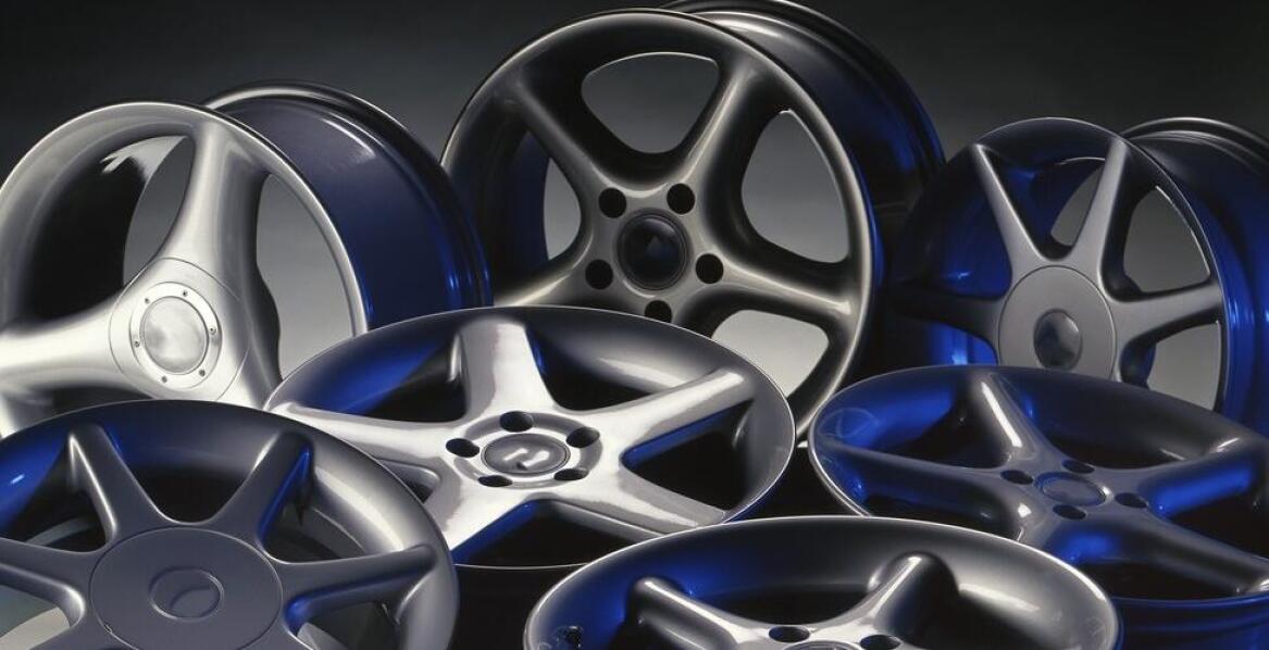 Dlaczego warto stosować profesjonalny lakier bezbarwny do felg polerowanych?