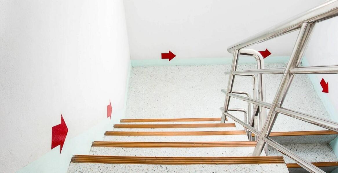 Jakie znaki ewakuacyjne powinny być umieszczone w obiektach użyteczności publicznej?