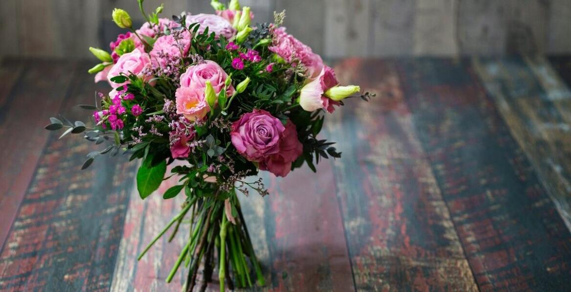 Dlaczego pojedyncze róże to doskonały wybór na prezent?