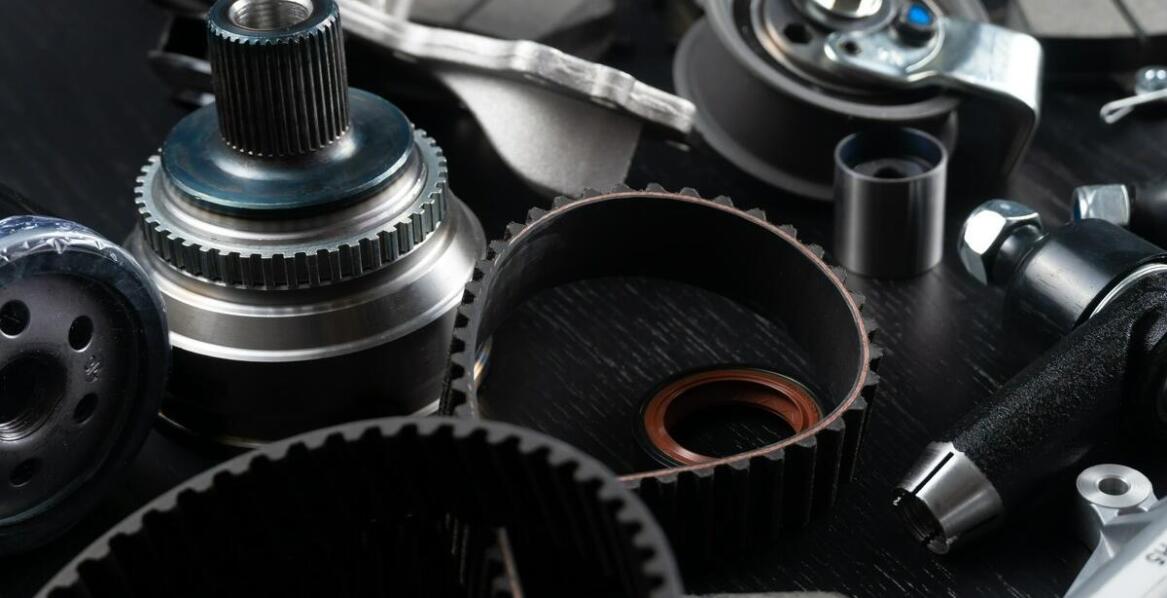 Różnice między taśmą gumową a innymi materiałami w zastosowaniach przemysłowych