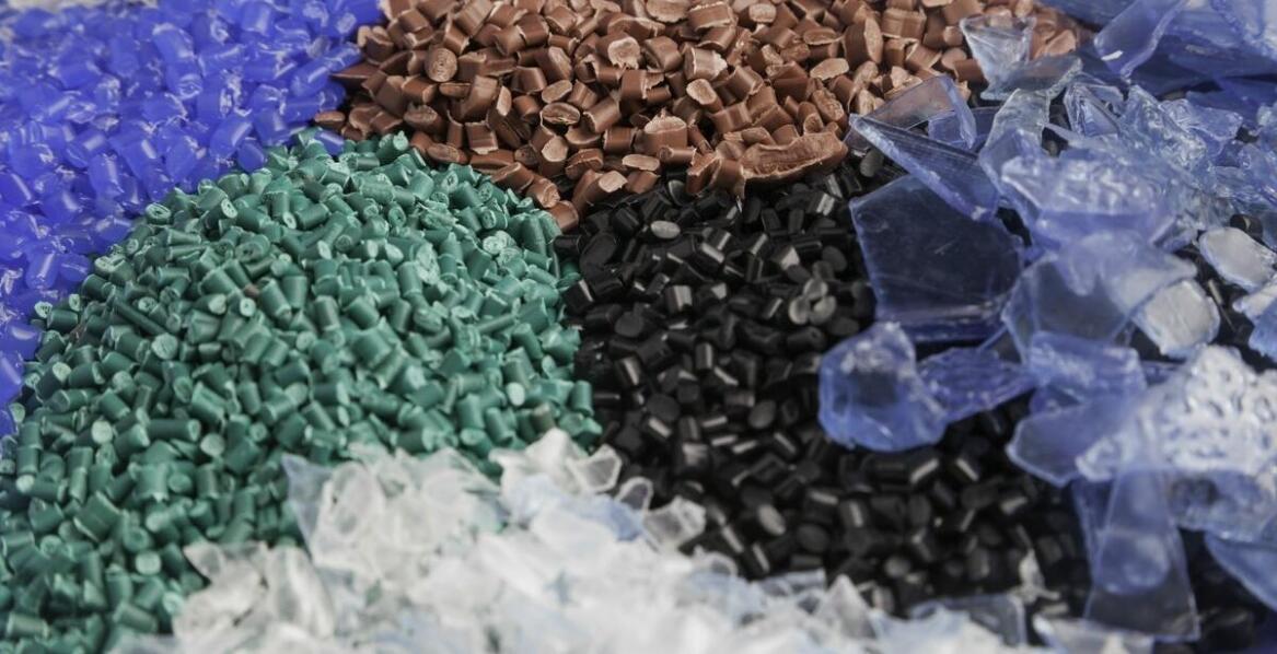 Sprzedaż tworzyw sztucznych: jakie informacje powinien znać każdy przedsiębiorca?