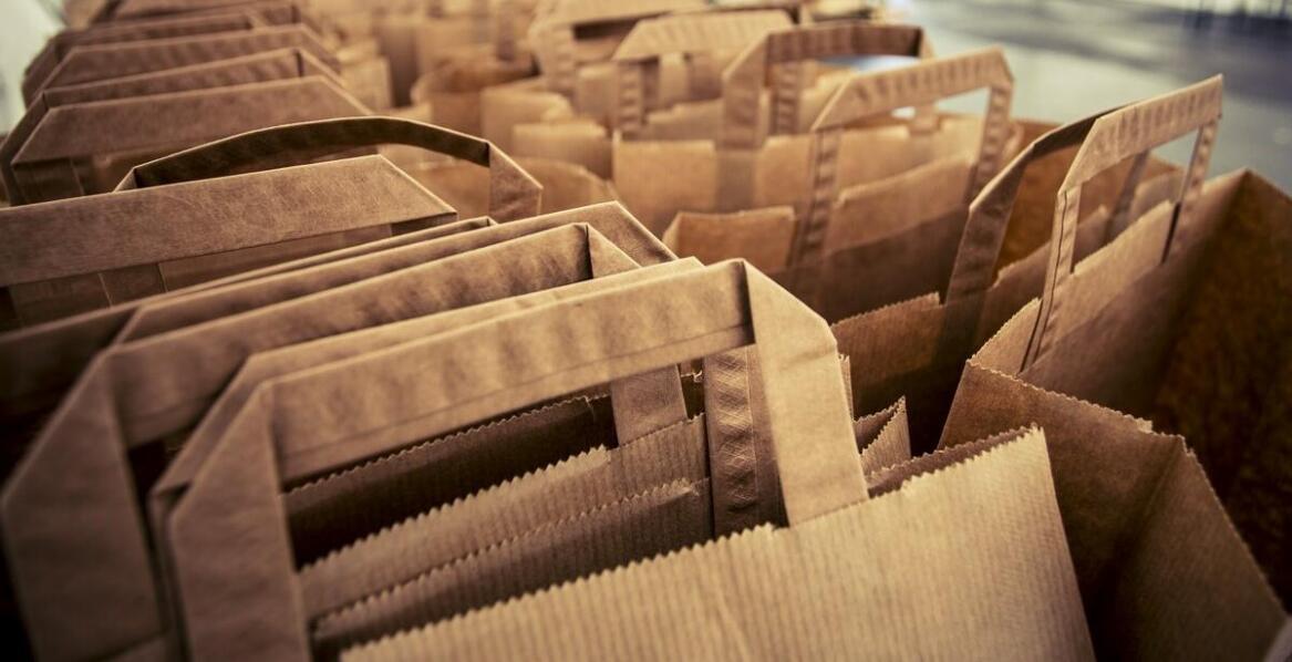 Jakie materiały najlepiej sprawdzają się w produkcji torebek prezentowych?