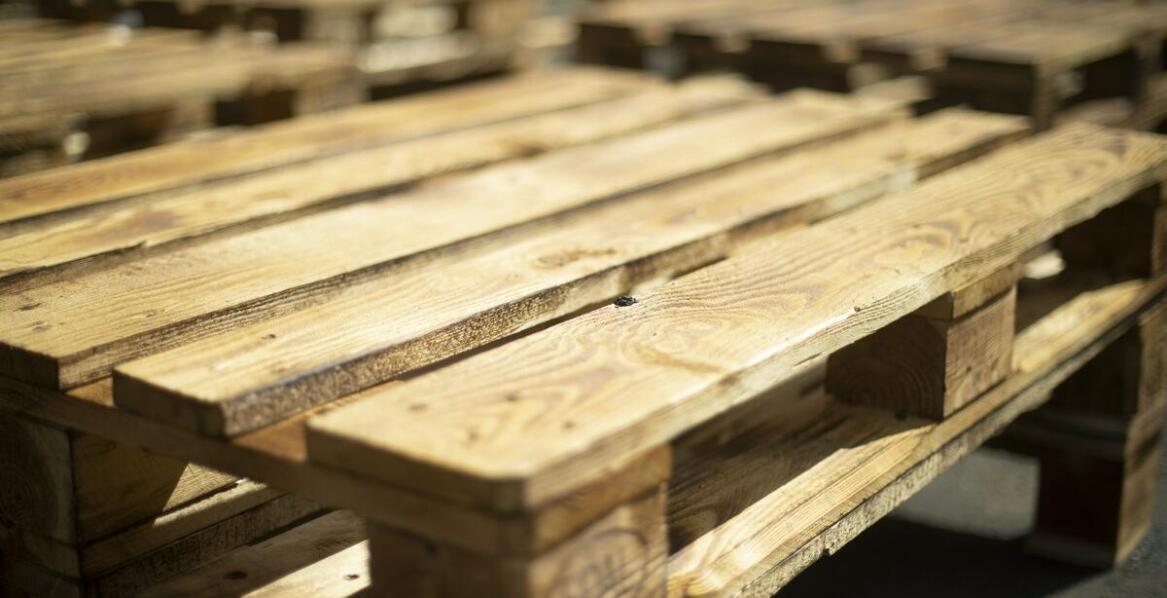 Recykling palet drewnianych – jak wpływa na oszczędność surowców?