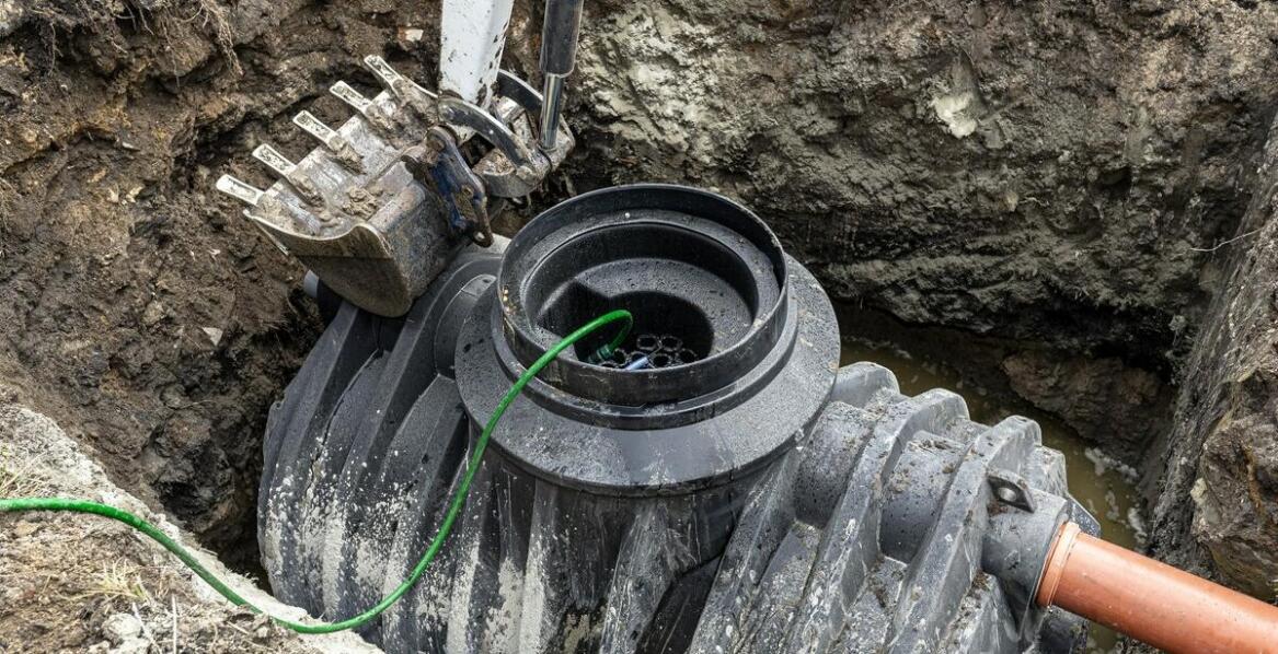 Jakie aspekty techniczne należy uwzględnić przy montażu szamba betonowego?