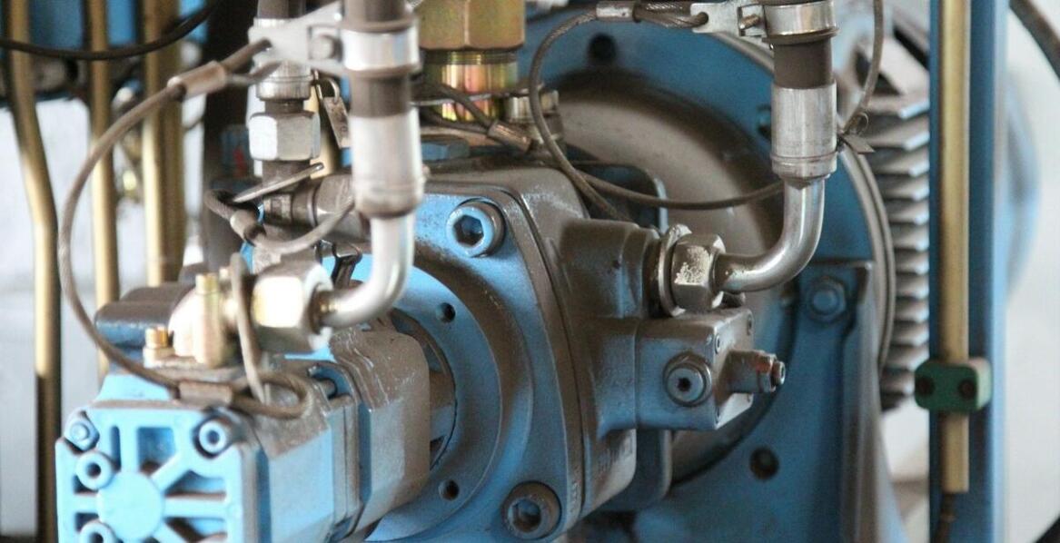 Jakie urządzenia wykorzystują sprężone powietrze w codziennej pracy?