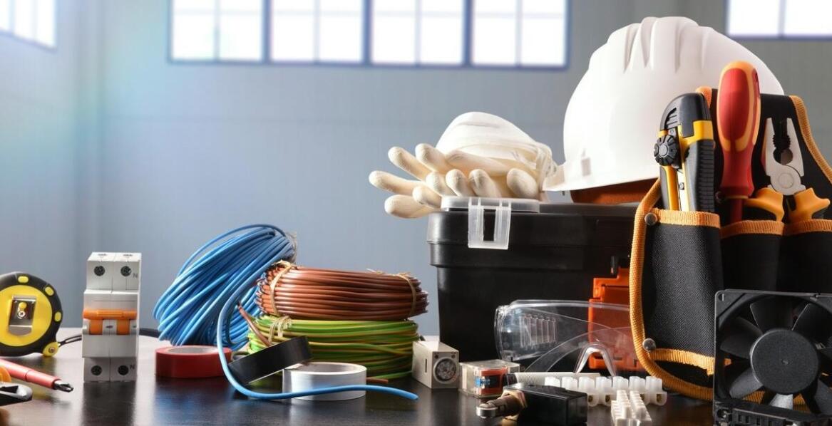 Zastosowanie opasek zaciskowych w różnych branżach – dlaczego warto je wybrać zamiast łańcuchów?