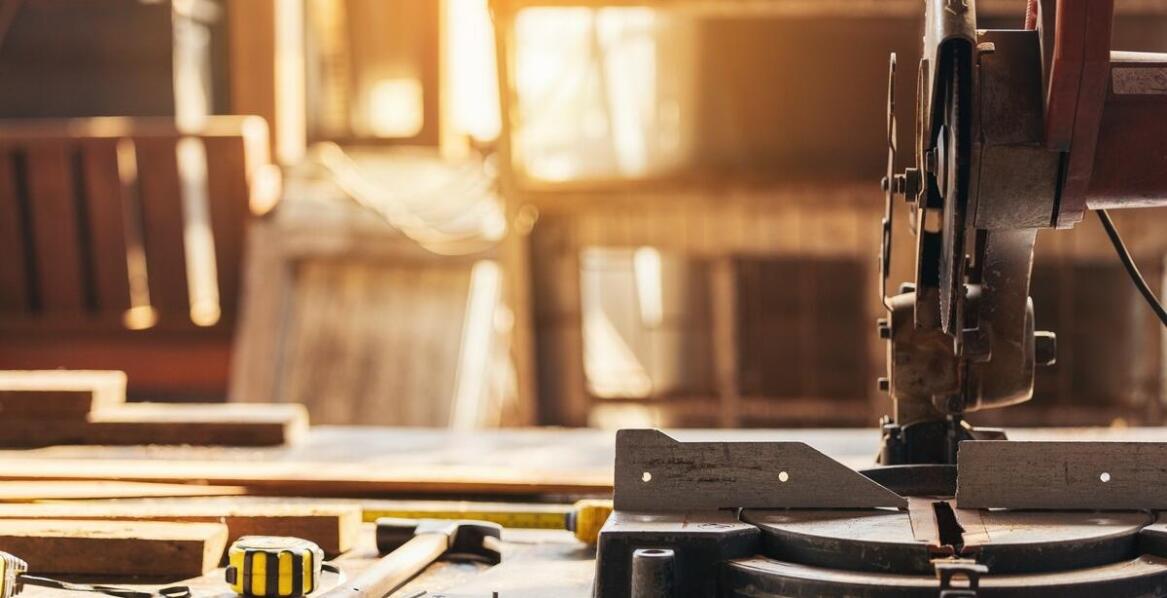 Zastosowanie laminatów grawerskich w różnych branżach – co warto wiedzieć?