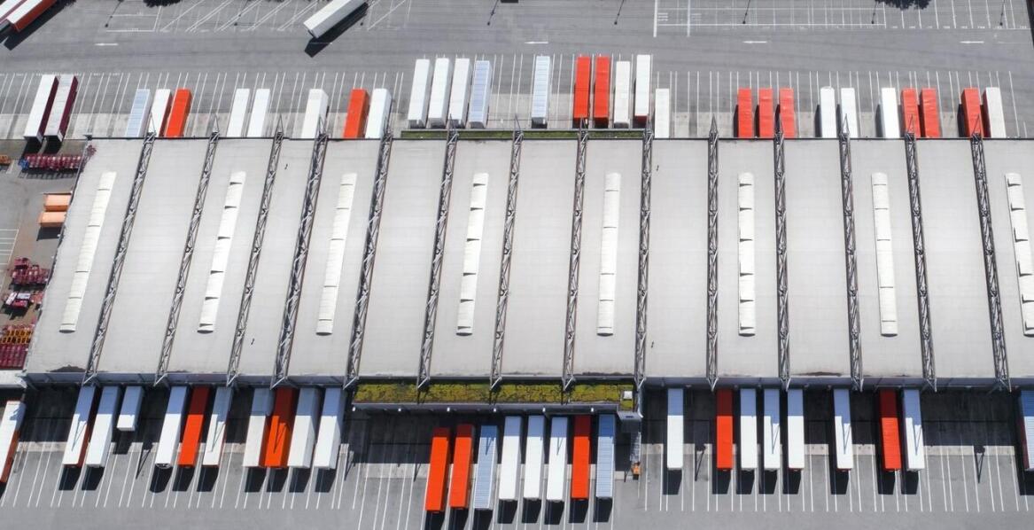 Co wyróżnia elektryczne modele truck na tle tradycyjnych pojazdów dostawczych?